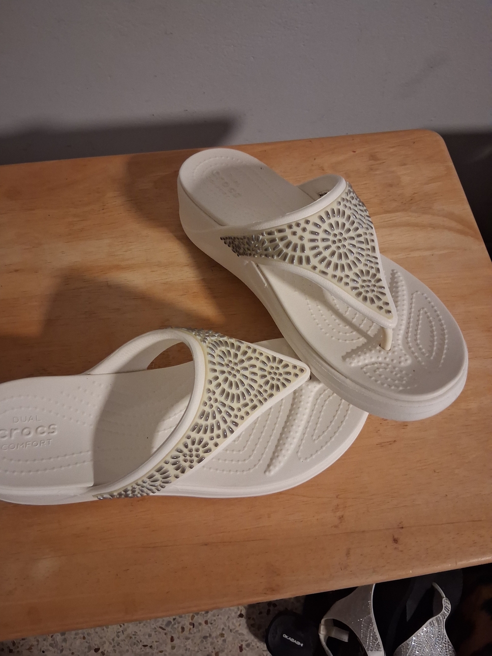 Crocs Women's White Glitter Gem Thong Sandals Size 8